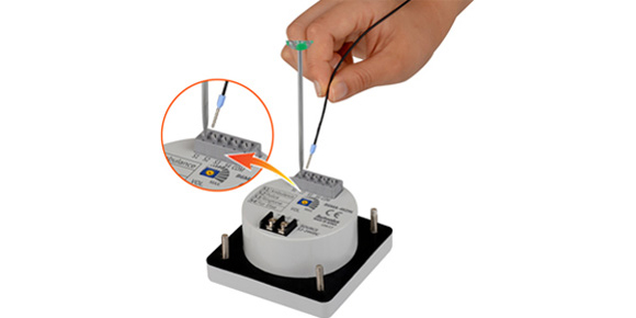 One-touch screwless type with end sleeves (ferrule terminal) for simple wiring